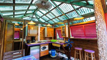 Micro-ondes, four, cafetiÚre/bouilloire, bouilloire électrique