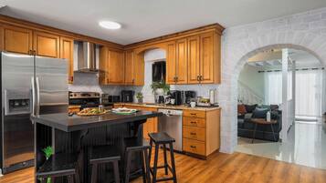 Geladeira, micro-ondas, fogão, cooktop