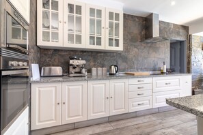 Kühlschrank, Mikrowelle, Ofen, Geschirrspüler