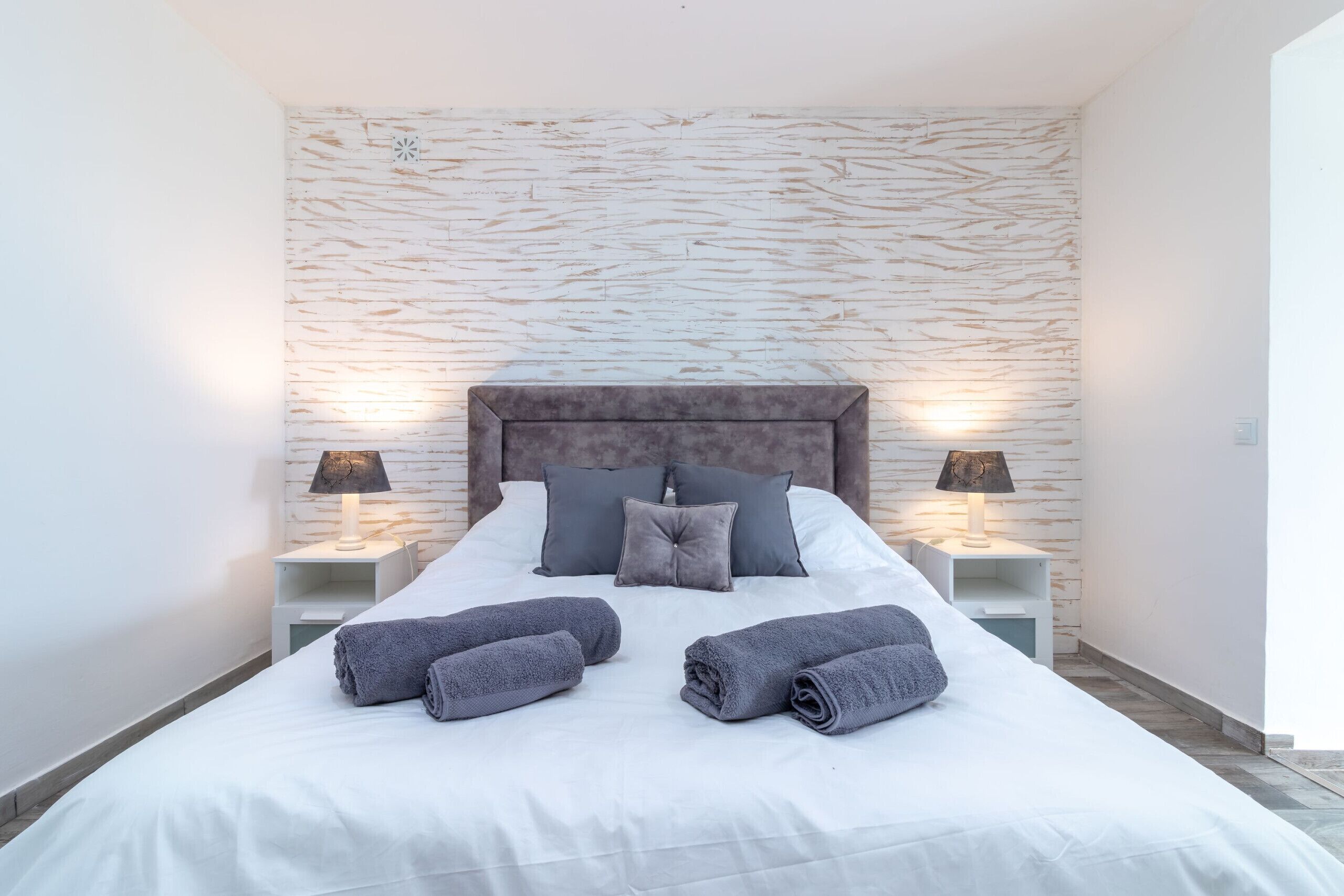 5 bedrooms, iron/ironing board, WiFi (free), bed sheets
