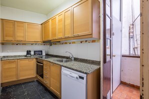 Geladeira, micro-ondas, fogão, lava-louças