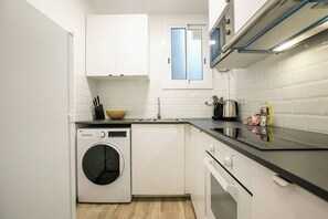 Refrigerador, microondas, horno y cafetera y tetera 