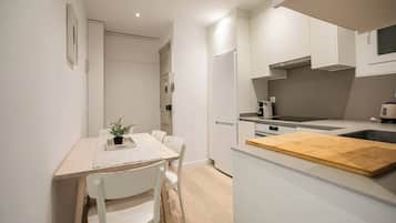 Kühlschrank, Mikrowelle, Ofen, Geschirrspüler