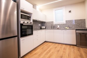 Jääkaappi, mikroaaltouuni, uuni, astianpesukone