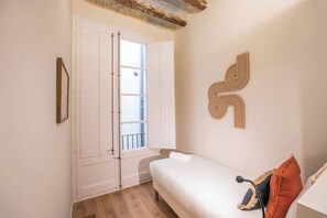 5 habitaciones, tabla de planchar con plancha, internet y ropa de cama 