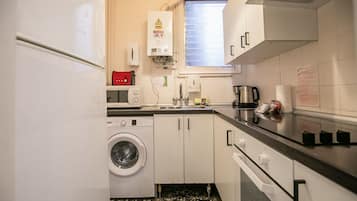 KĂŒhlschrank, Ofen, Wasserkocher mit Kaffee-/Teezubehör, Wasserkocher