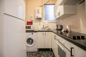 Réfrigérateur, four, cafetière/bouilloire, grille-pain