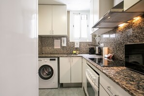 Fridge, oven, coffee/tea maker, electric kettle