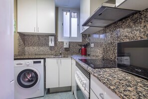 Kühlschrank, Mikrowelle, Ofen, Wasserkocher mit Kaffee-/Teezubehör