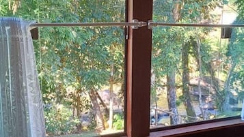 Quarto casal standard, vista para o jardim | Cozinha privada | Frigobar, fogão, talheres/pratos/utensílios de cozinha