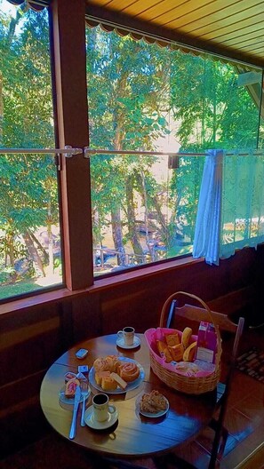 Minikylskåp, ugn och grytor/köksredskap