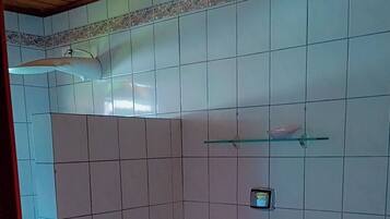 Habitació doble estàndard, vistes al jardí | Bany | Dutxa, tovalloles, sabó i paper higiènic