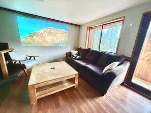 Televisio, takka, pöytätennispöytä, kirjoja