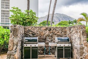 Property grounds - Oceanfront 1-BR Condo in Waianae w/ Sunset Views (Waianae)