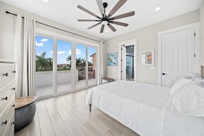 Skrivebord, strykejern/-brett, reiseseng for barn og wi-fi (inkludert)