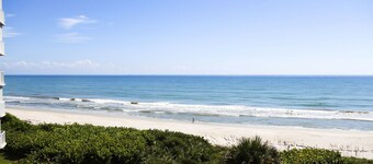 Beachfront Condo w/ Pool & Balcony in FL