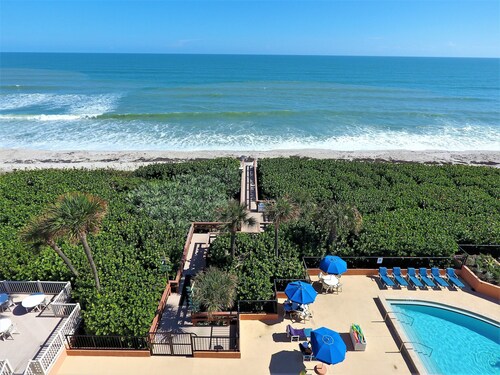 Beachfront Condo w/ Pool & Balcony in FL