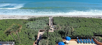 Beachfront Condo w/ Pool & Balcony in FL
