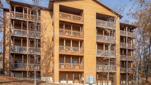 Un edificio de madera de varios pisos con balcones, probablemente un hotel o un complejo de apartamentos.