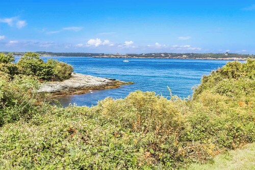 Deluxe 1BR Condo w/ Jacuzzi & Bay Views
