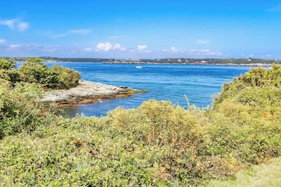 Deluxe 1BR Condo w/ Jacuzzi & Bay Views