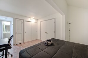 2 bedrooms, iron/ironing board, free WiFi, bed sheets - Stylish & Spacious 2-Bedroom Apt in Houston | AC • Fast Wi-Fi • Pets Welcome (Houston)