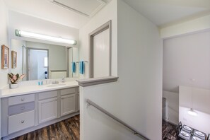 Interior - Stylish & Spacious 2-Bedroom Apt in Houston | AC • Fast Wi-Fi • Pets Welcome (Houston)