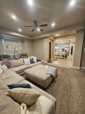 Una Smart TV, una chimenea