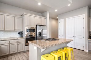 Kjøleskap, mikrobølgeovn, ovn og kokeplater