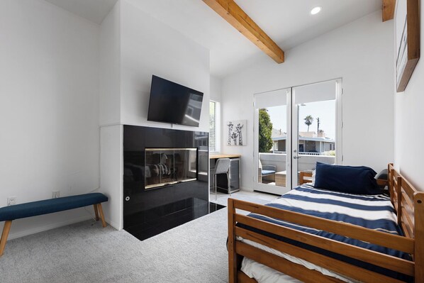 5 bedrooms, iron/ironing board, free WiFi, bed sheets