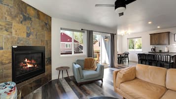 Een smart-tv en een open haard