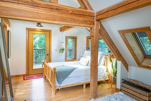 New! Peaceful forest retreat with access to hiking & biking trails