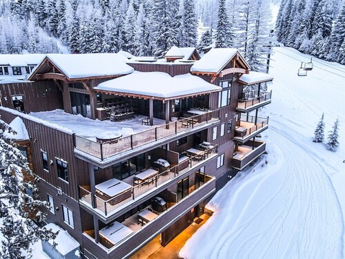 New! Luxury Penthouse with Ski-In/Ski-Out Access, Private Hot Tub & Sauna!