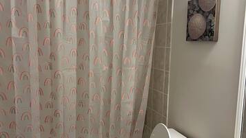 Haartrockner, Handtücher, Seife, Toilettenpapier