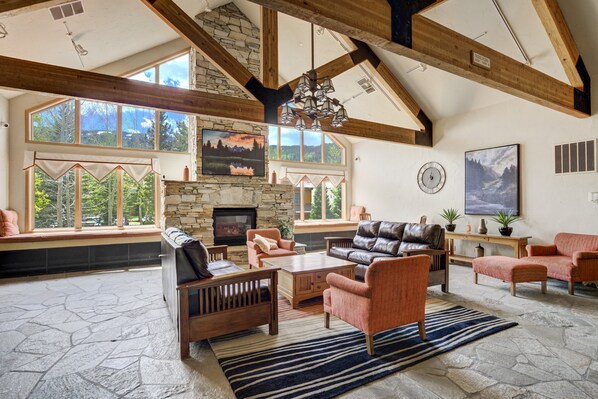 Smart TV, fireplace