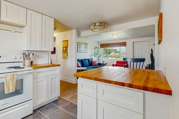 Fridge, microwave, oven, stovetop - Charming Home Near the Banks of the Columbia River in Scenic Brewster (Brewster)