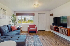 TV - Charming Home Near the Banks of the Columbia River in Scenic Brewster (Brewster)