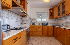 Køleskab, ovn, kogeplade, opvaskemaskine