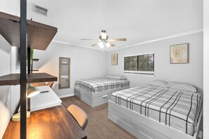 4 室のベッドルーム、アイロン / アイロン台、WiFi (無料)、ベッドシーツ