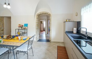 Refrigerador, microondas, cafetera y tetera y utensilios de cocina 