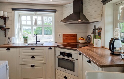 Amazing home in Grästorp with sauna