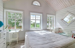 Travel crib, free WiFi