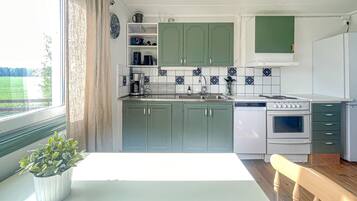 Jääkaappi, liesi, astianpesukone, kahvin-/teenkeitin