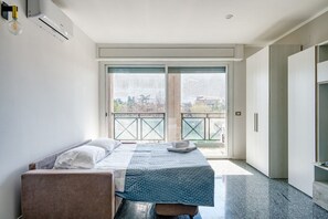 1 slaapkamer, een strijkplank/strijkijzer, wifi