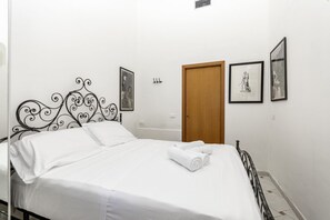 2 quartos, ferros/tábuas de passar roupa, acesso à internet