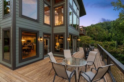 Sunscape Villa – Luxury Gatlinburg Cabin with Hot Tub, Game Room & Breathtaking City Views