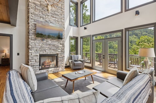 Sunscape Villa – Luxury Gatlinburg Cabin with Hot Tub, Game Room & Breathtaking City Views