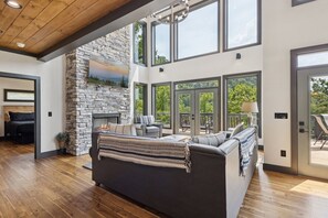 Smart TV, lareira, videogames, livros