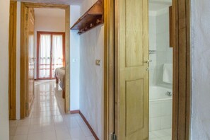 Bruser, hårtørrer, bidet, håndklæder