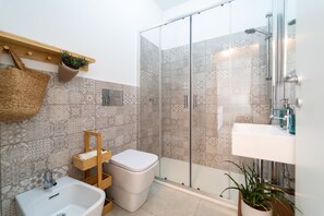 Douche, séchoir à cheveux, bidet, serviettes fournies